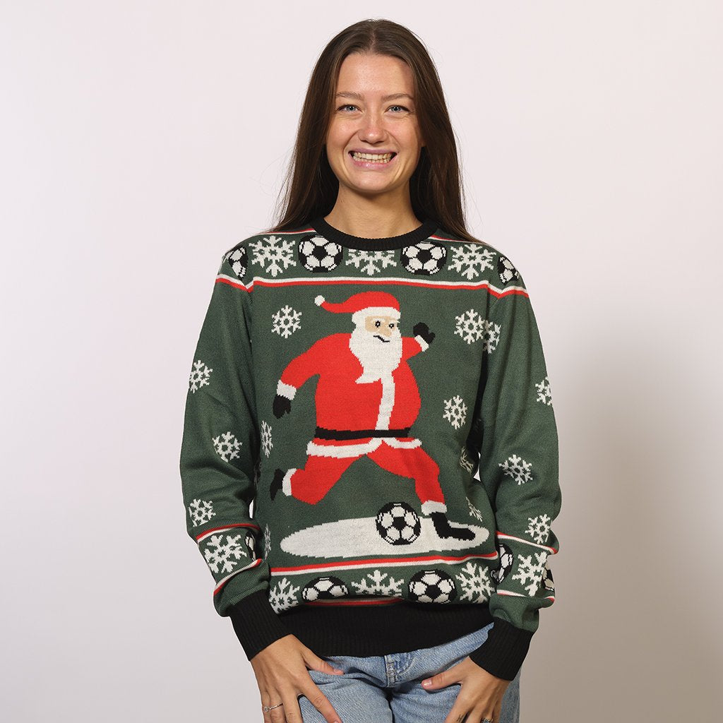 En kvinna bär en grön jultröja med en tomte som spelar fotboll.